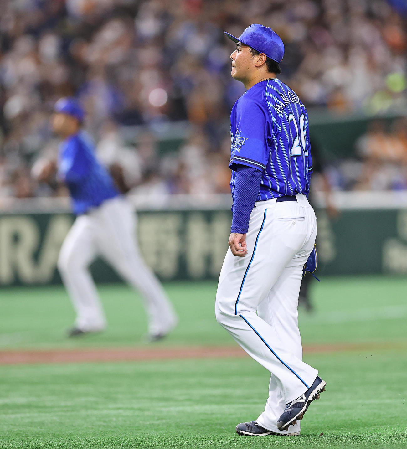 巨人対DeNA 1回裏の登板を終え先制を許したDeNA先発の浜口は渋い表情（撮影・垰建太）