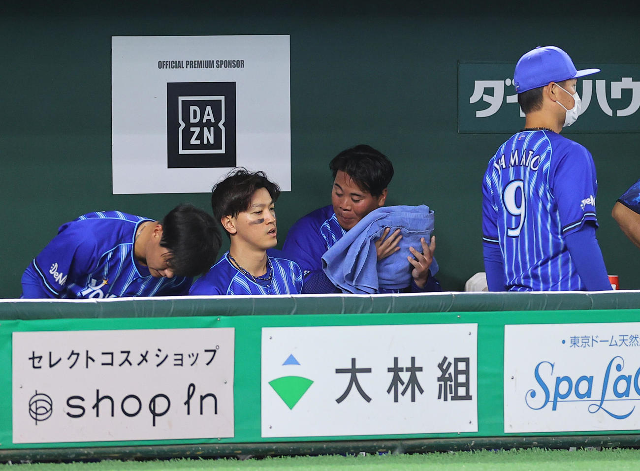 巨人対DeNA 2回裏の登板を終え2失点目を喫したDeNA先発の浜口（中央）はベンチで汗をぬぐう（撮影・垰建太）