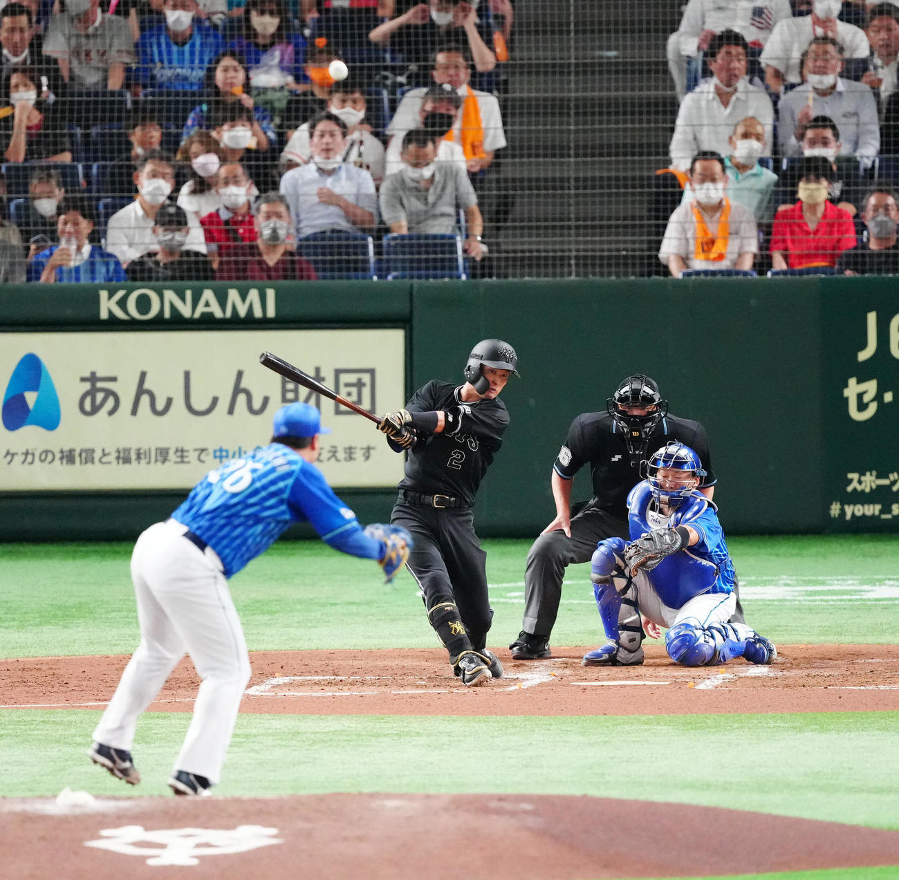 巨人対DeNA 2回裏巨人1死、右中間にソロ本塁打を放つ吉川。投手浜口（撮影・江口和貴）