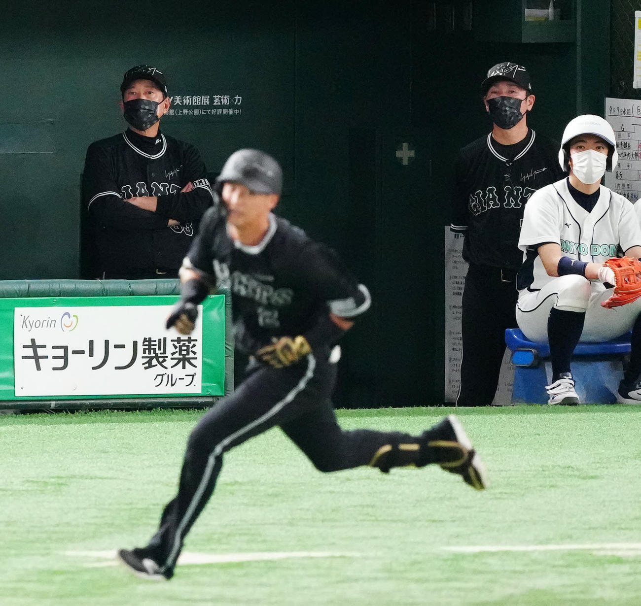 巨人対DeNA 2回裏巨人1死、右中間にソロ本塁打を放った吉川（手前）の打球の行方を見つめる原監督（左）（撮影・江口和貴）