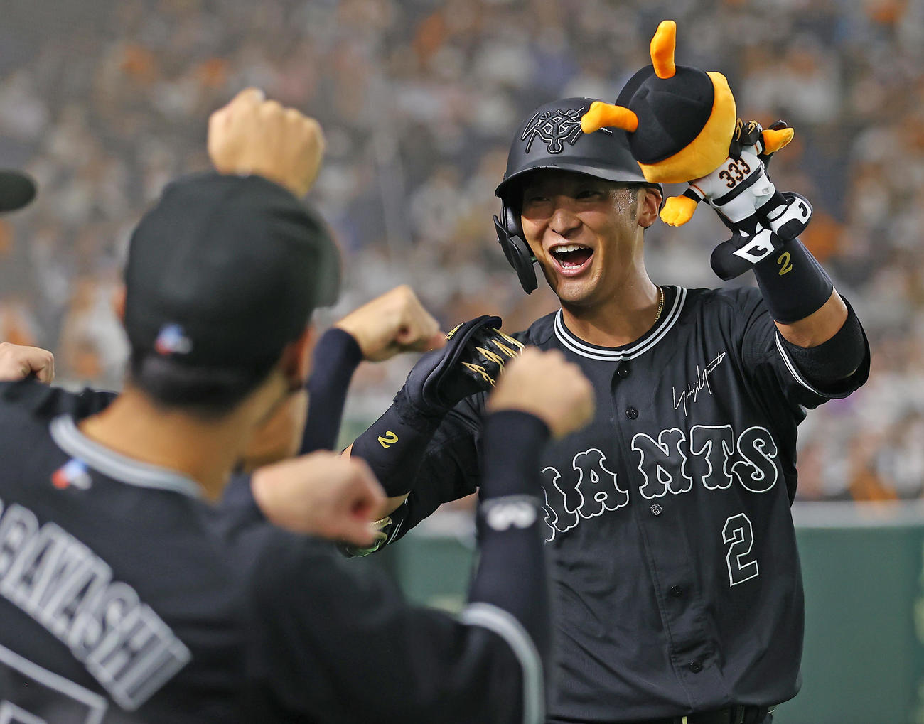 巨人対DeNA 2回裏巨人1死、ソロ本塁打を放ちナインの出迎えを受ける吉川尚（撮影・垰建太）