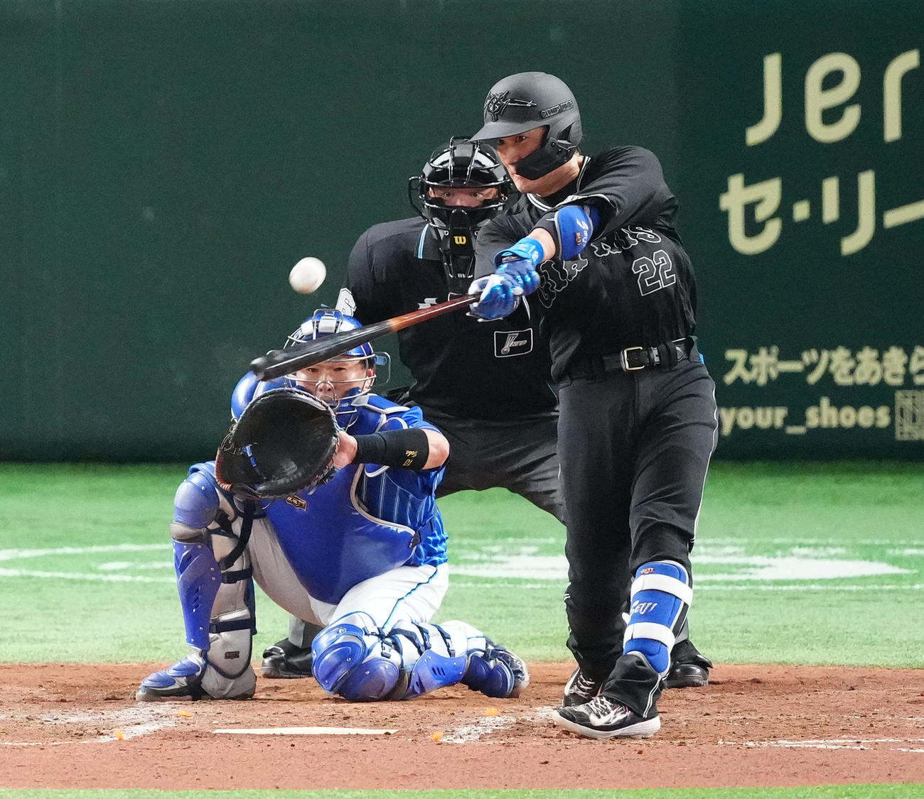 巨人対DeNA 4回裏巨人1死一、二塁、適時二塁打を放つ小林（撮影・江口和貴）