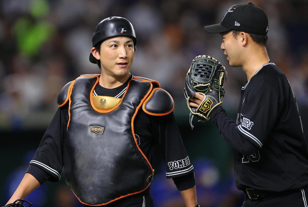 巨人対DeNA 1回表DeNAの攻撃を無失点に抑え言葉をを交わす巨人先発の山崎伊（右）と小林（撮影・垰建太）