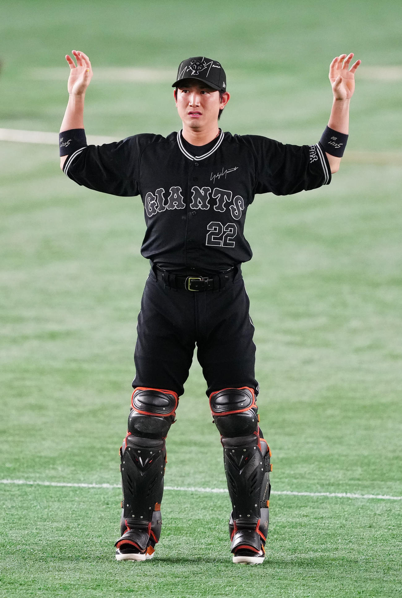 巨人対DeNA　試合前、ウオーミングアップを行う巨人捕手の小林（撮影・江口和貴）