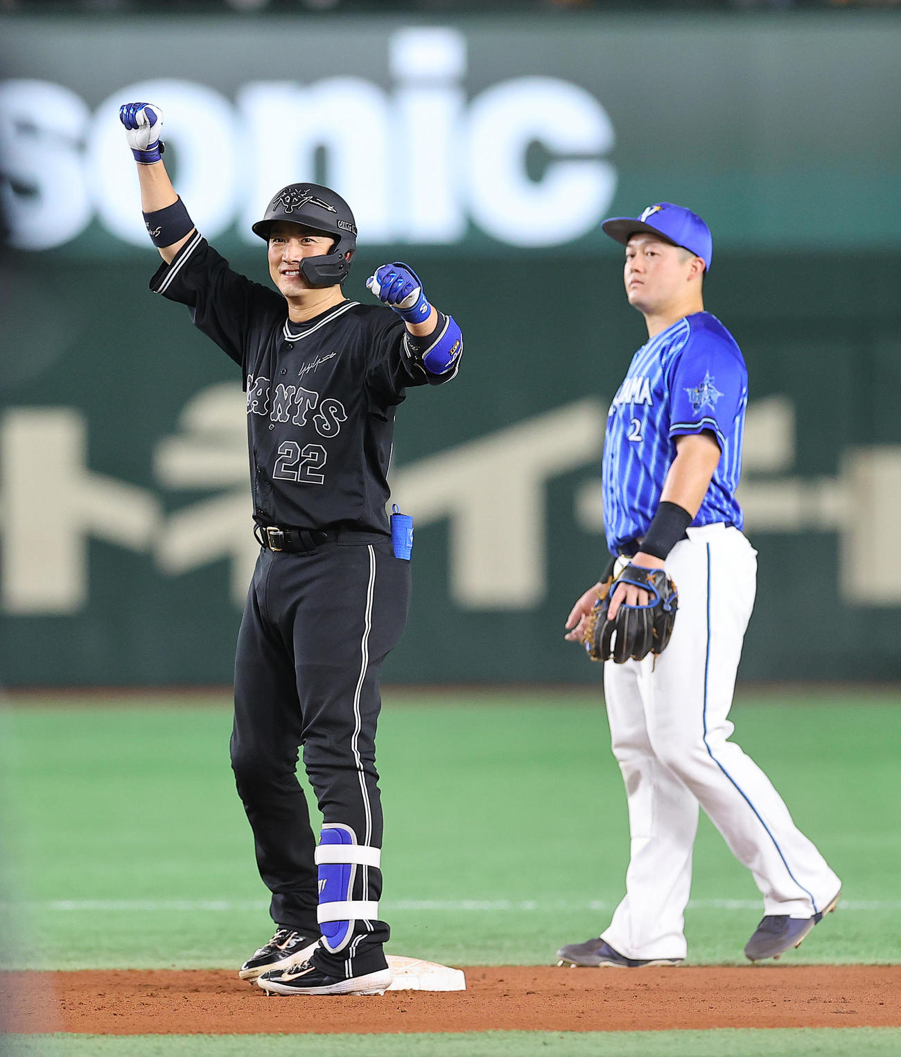 巨人対DeNA 4回裏巨人1死一、二塁、フェンス直撃の適時二塁打を放ち塁上でガッツポーズする小林（撮影・垰建太）