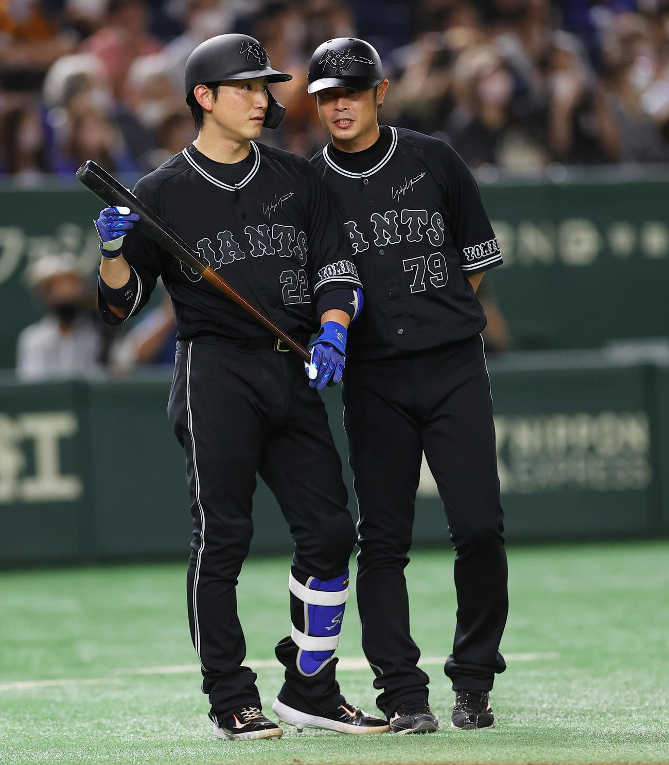 巨人対DeNA 4回裏巨人1死一、二塁、打席に入る前に亀井コーチと話す小林（撮影・垰建太）