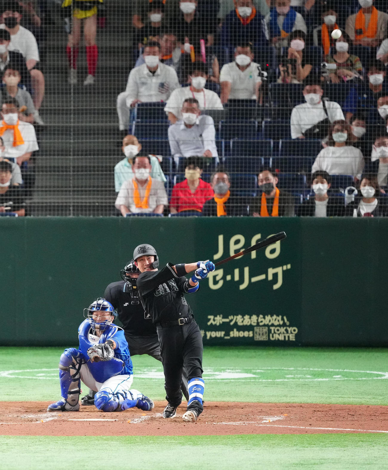 巨人対DeNA 4回裏巨人1死一、二塁、適時二塁打を放つ小林（撮影・江口和貴）