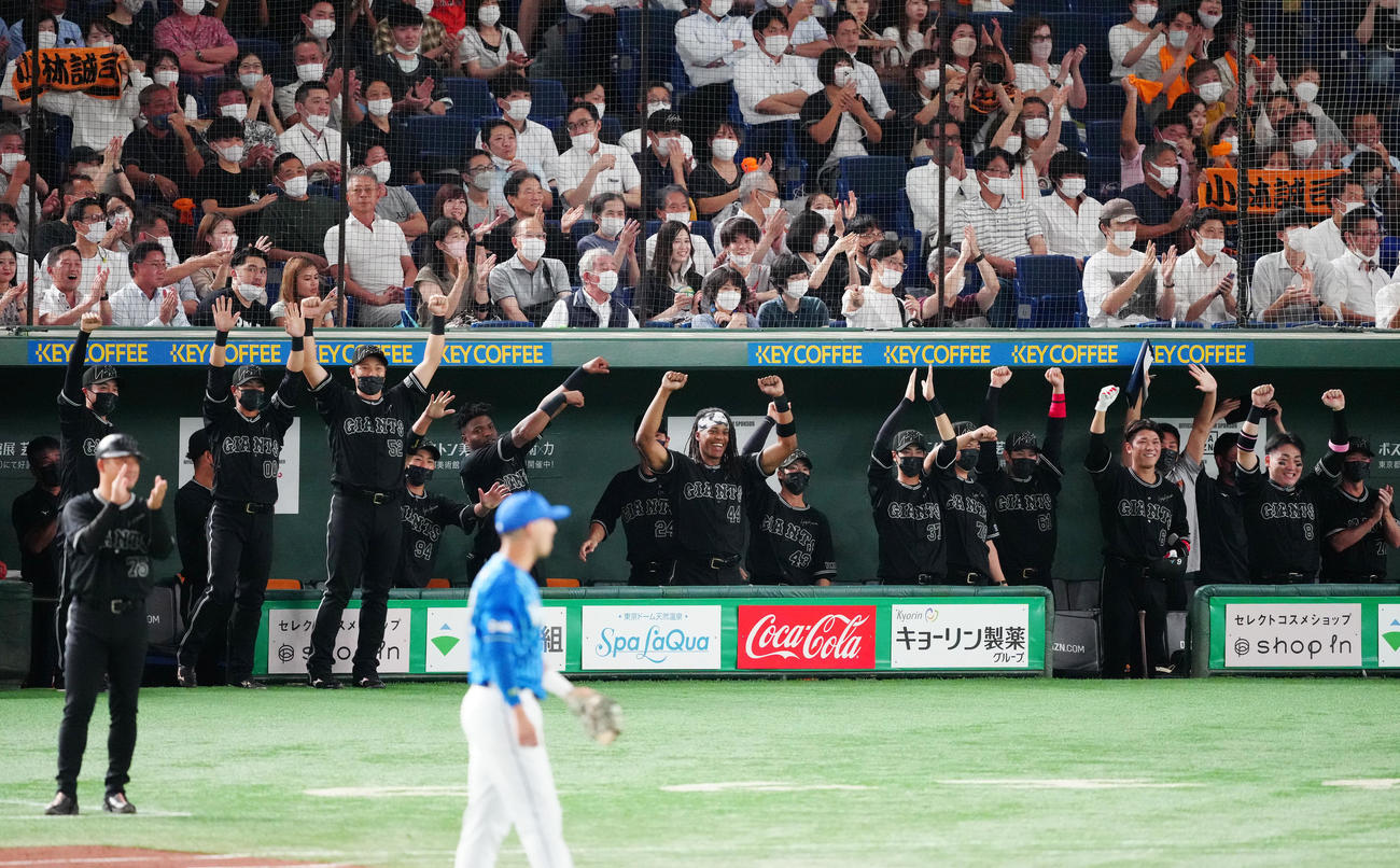 巨人対DeNA 4回裏巨人1死一、二塁、小林が適時二塁打を放ち、祝福する選手たち（撮影・江口和貴）