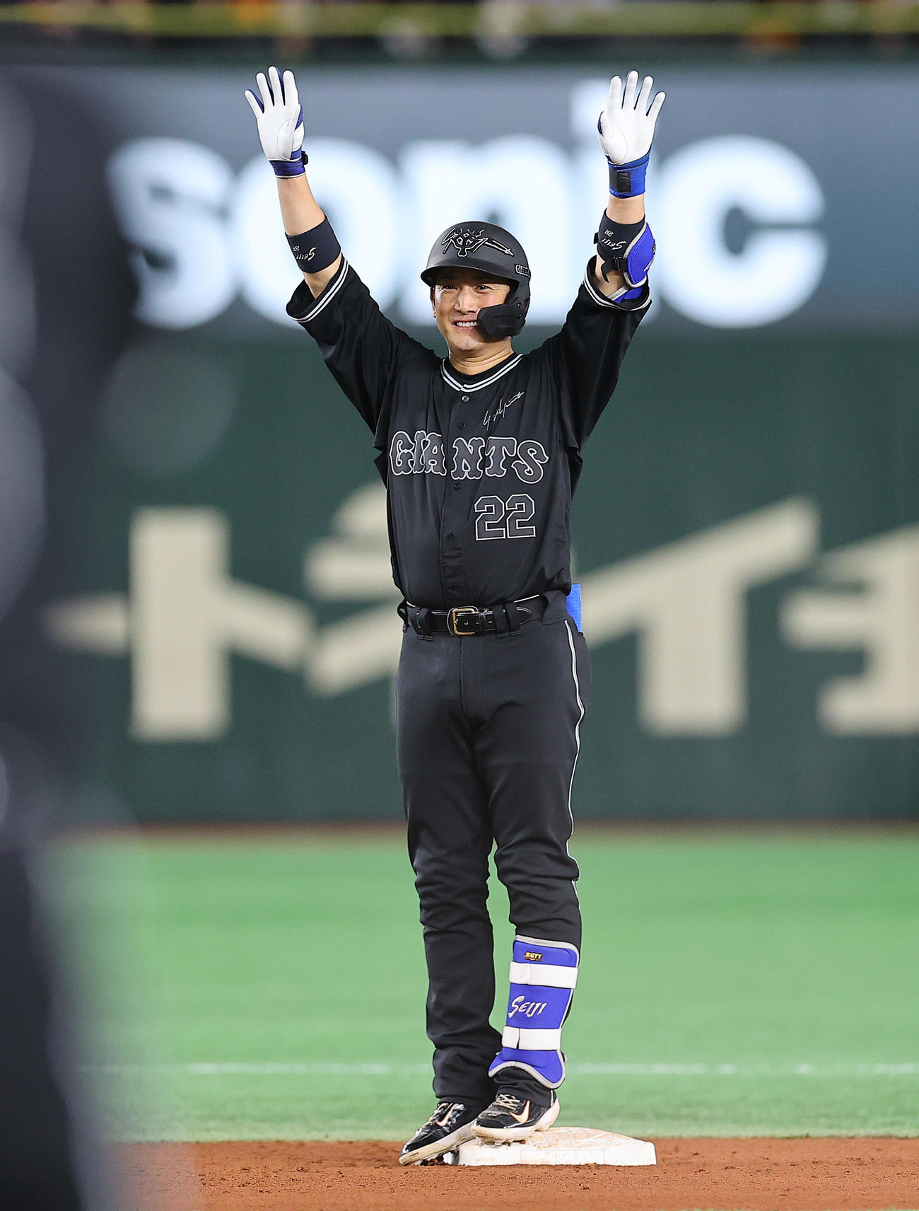 巨人対DeNA 4回裏巨人1死一、二塁、フェンス直撃の適時二塁打を放ち塁上でバンザイの小林（撮影・垰建太）