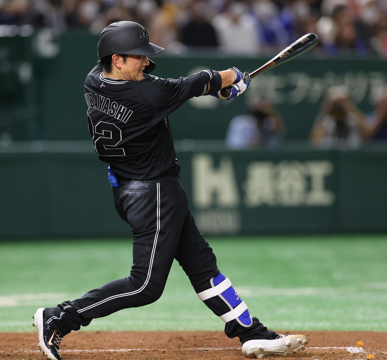 巨人対DeNA 4回裏巨人1死一、二塁、フェンス直撃の適時二塁打を放つ小林（撮影・垰建太）
