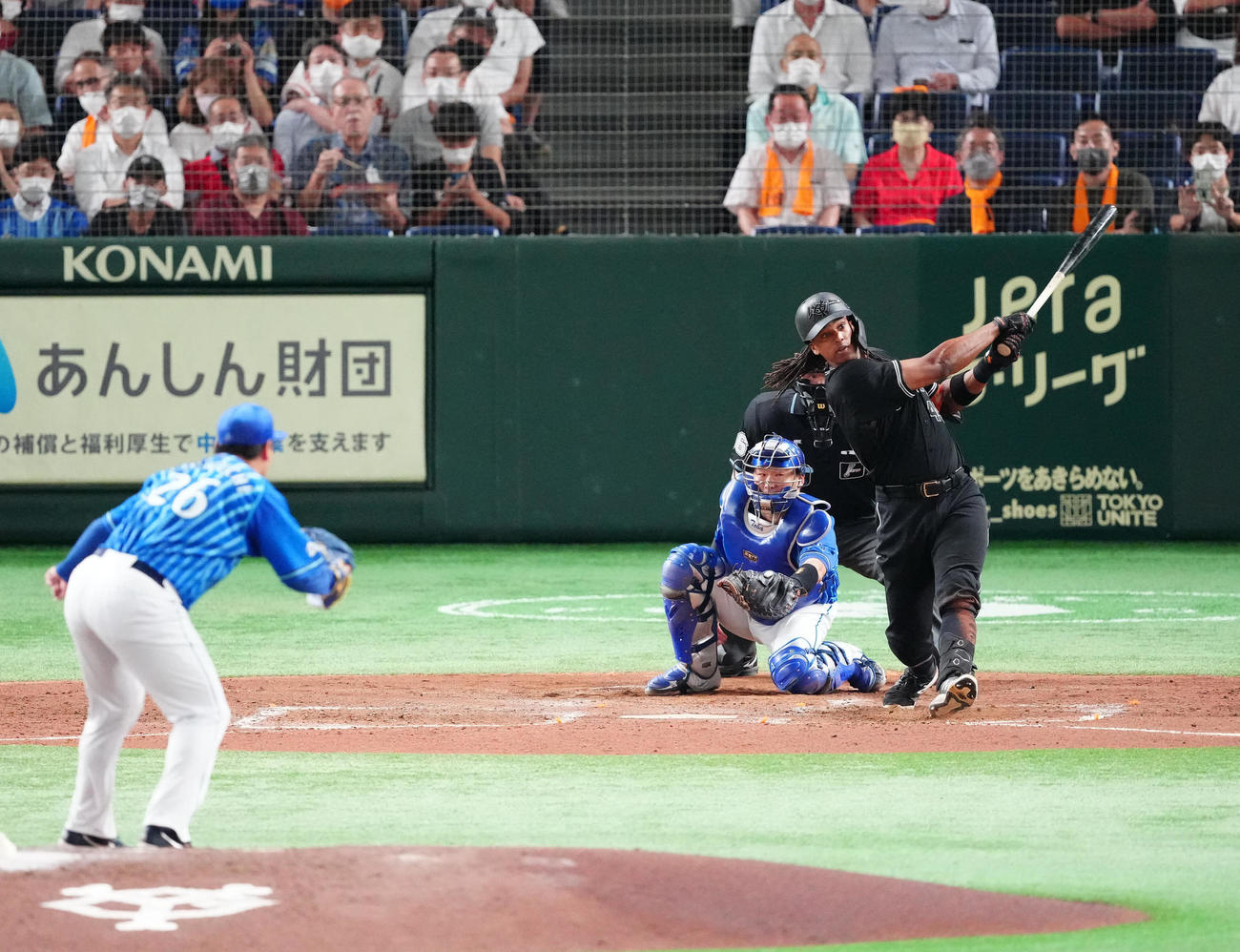 巨人対DeNA 4回裏巨人1死満塁、満塁本塁打を放つウォーカー。投手浜口（撮影・江口和貴）