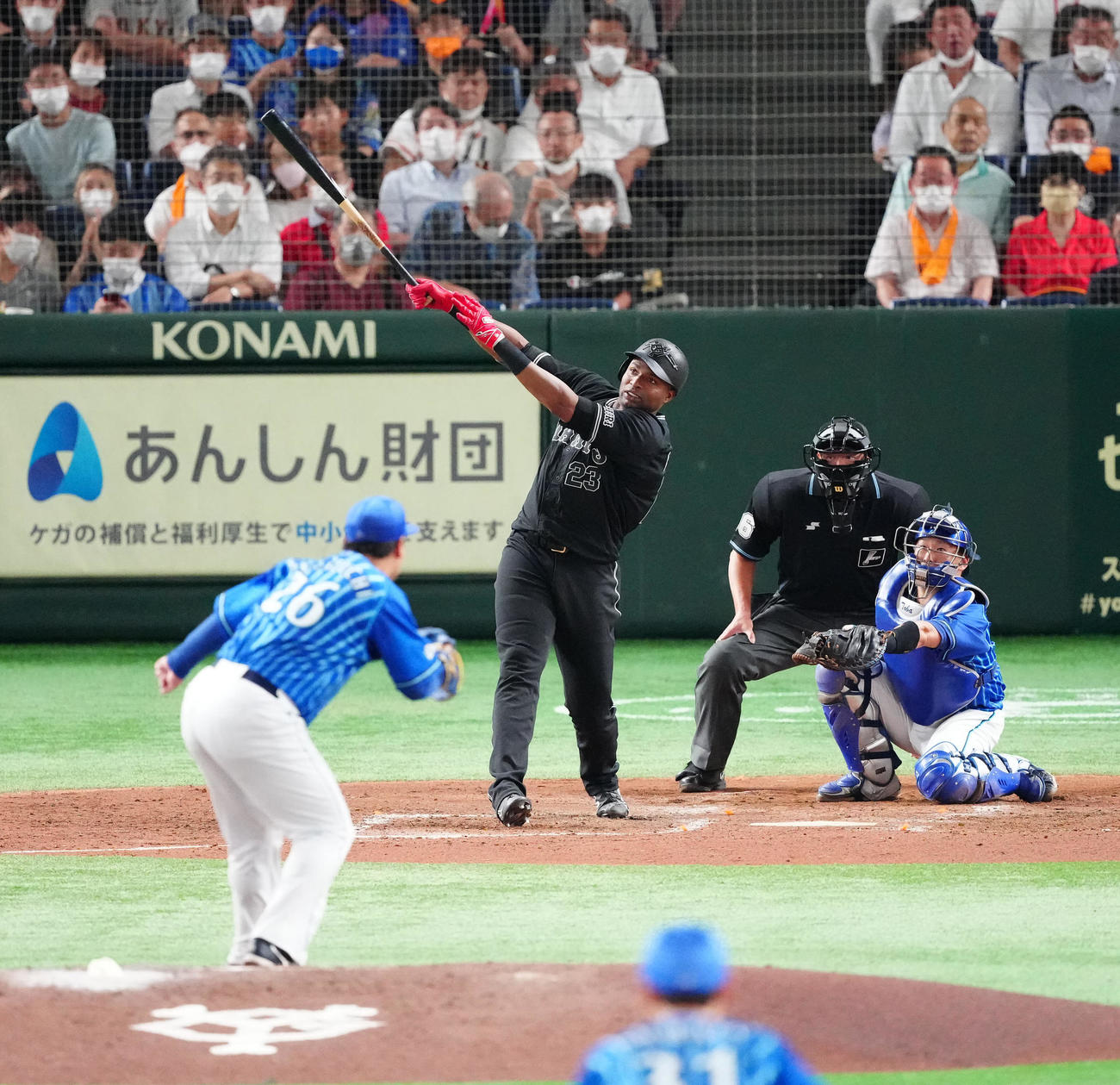 巨人対DeNA 4回裏巨人2死一、二塁、3点本塁打を放つポランコ。投手浜口（撮影・江口和貴）