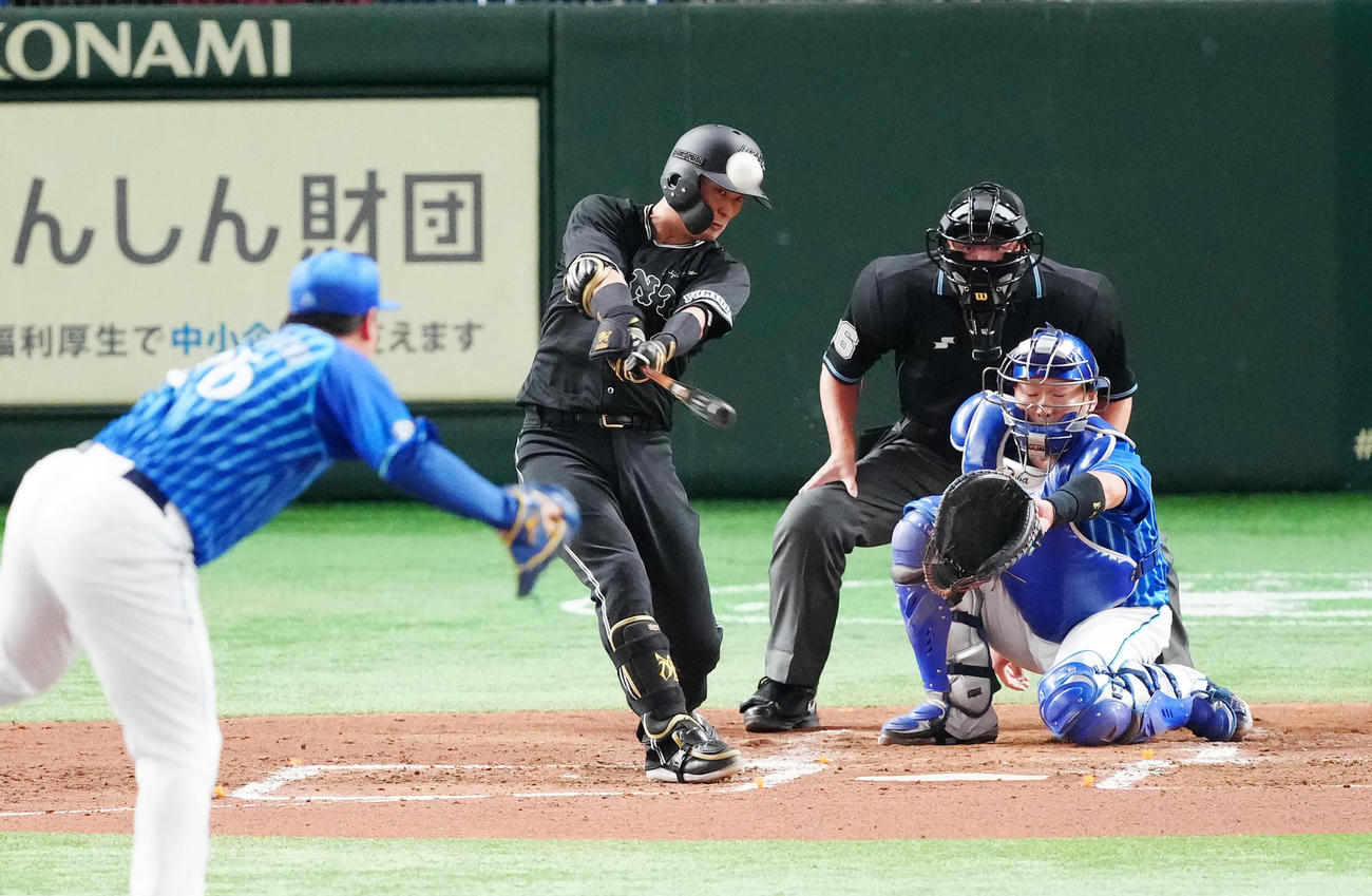 巨人対DeNA 2回裏巨人1死、右中間にソロ本塁打を放つ吉川。投手浜口（撮影・江口和貴）