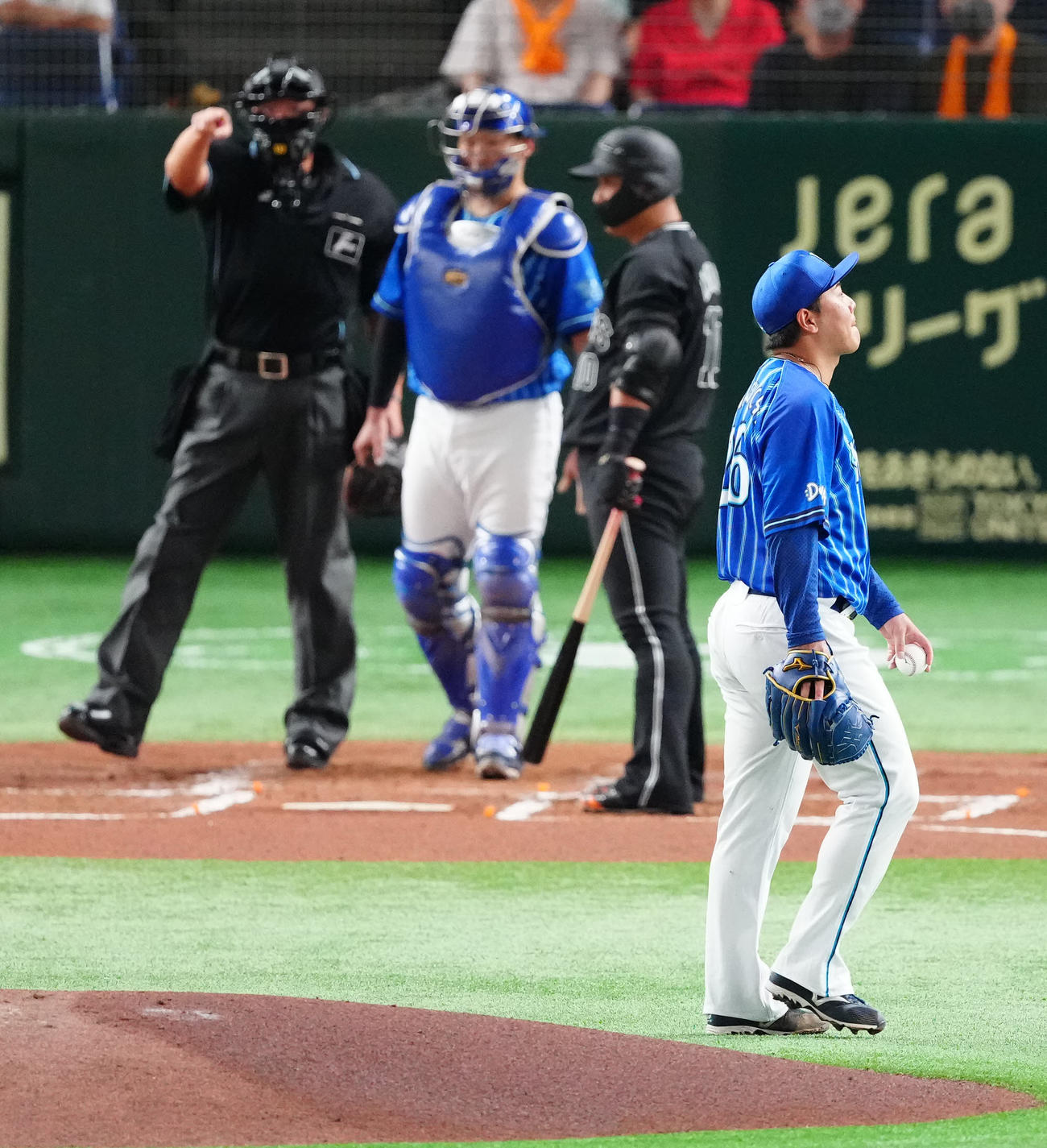 巨人対DeNA 1回裏巨人2死一塁、打者中田（後方右）の時、ボークで走者の進塁を許した浜口（撮影・江口和貴）