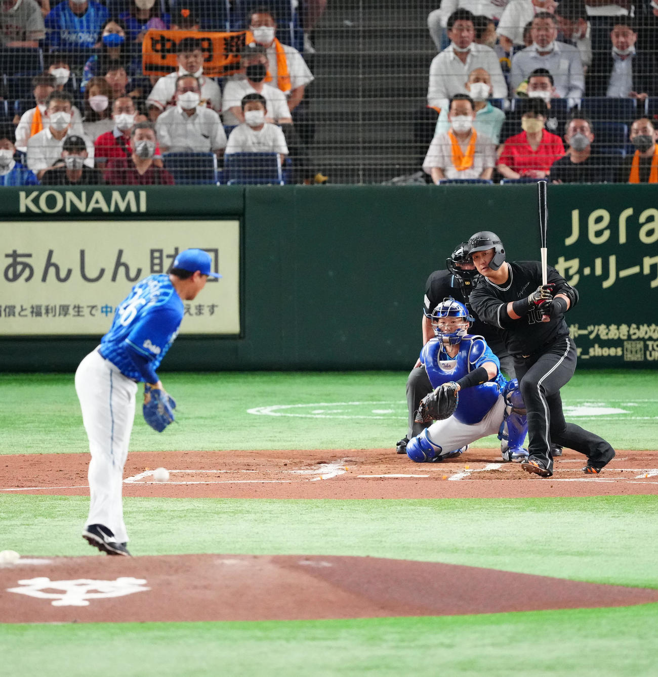 巨人対DeNA 1回裏巨人2死二塁、先制の中前適時打を放つ中田。投手浜口（撮影・江口和貴）