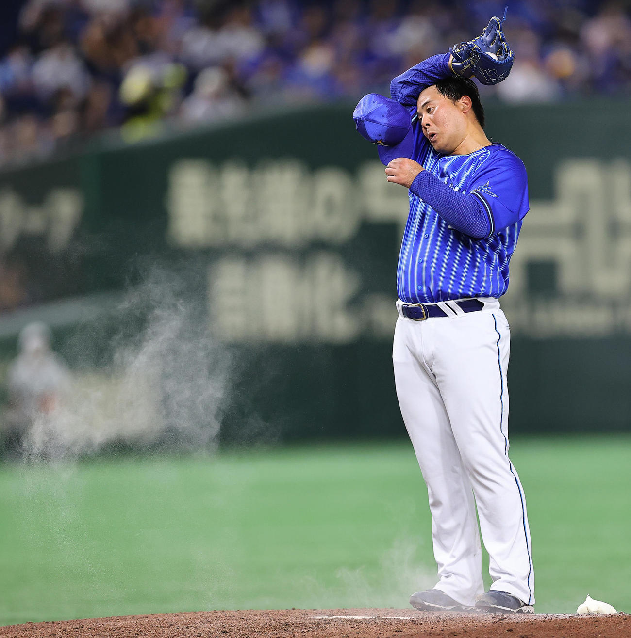 巨人対DeNA 4回裏巨人1死一、二塁、小林誠司に適時二塁打を許し汗をぬぐう浜口（撮影・垰建太）