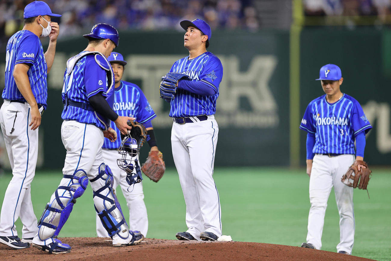 巨人対DeNA 4回裏巨人1死一、二塁、小林に適時二塁打を許しマウンドでさえない浜口（中央）（撮影・垰建太）