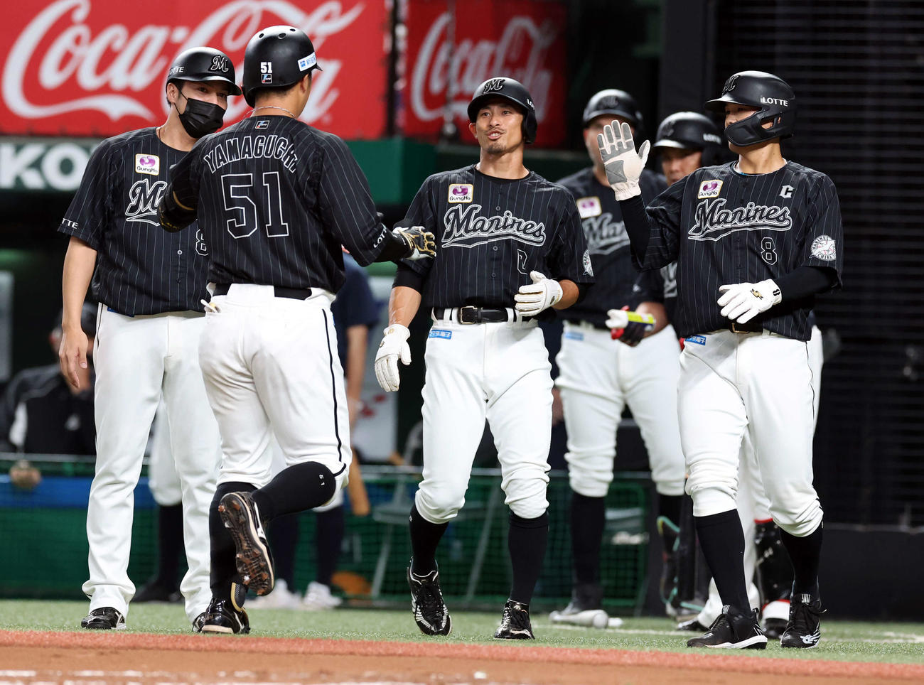 西武対ロッテ　1回表ロッテ1死一、二塁、山口（手前）が左越え3点本塁打を放ち、笑顔で迎える荻野（中央）ら（撮影・浅見桂子）