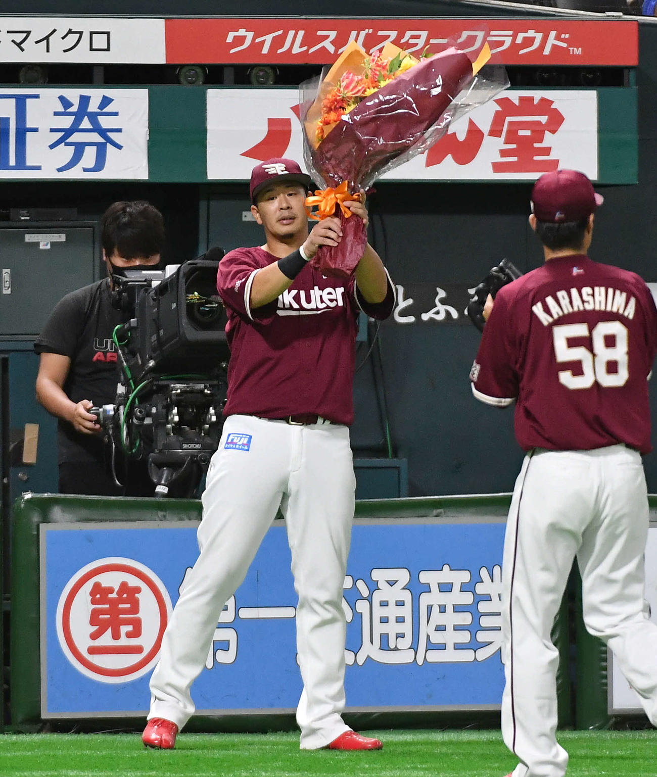 ソフトバンク対楽天　5回裏終了後、1000試合連続出場を達成した浅村は花束を贈呈される（撮影・岩下翔太）