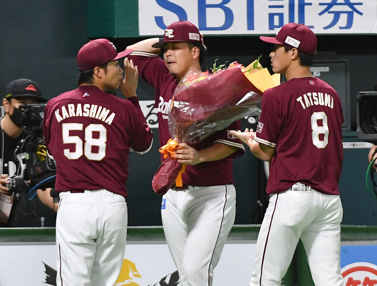 ソフトバンク対楽天　5回裏終了後、1000試合連続出場を達成した浅村（中央）に拍手しながらベンチへ戻る辛島（左）と辰己（撮影・岩下翔太）