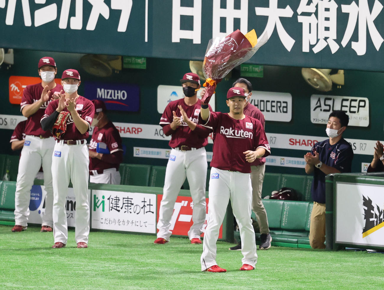 ソフトバンク対楽天　5回終了後、1000試合連続出場を達成した浅村栄斗は花束を受ける（撮影・梅根麻紀）