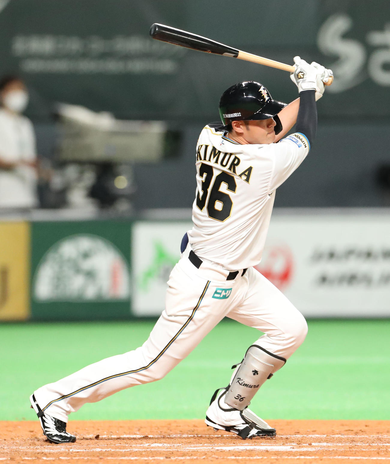 日本ハム対オリックス　3回裏日本ハム2死二、三塁、同点となる適時二塁打を放つ木村（撮影・佐藤翔太）