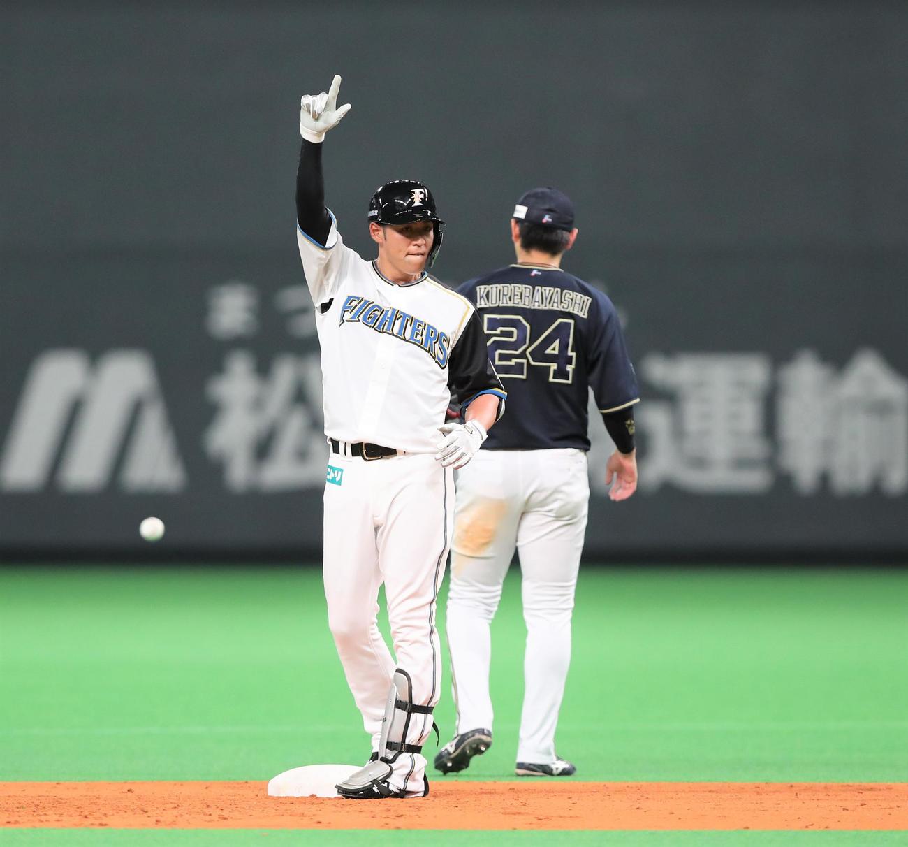 日本ハム対オリックス　3回裏日本ハム2死二、三塁、右中間に2点適時二塁打を放ちポーズをとる木村（撮影・黒川智章）