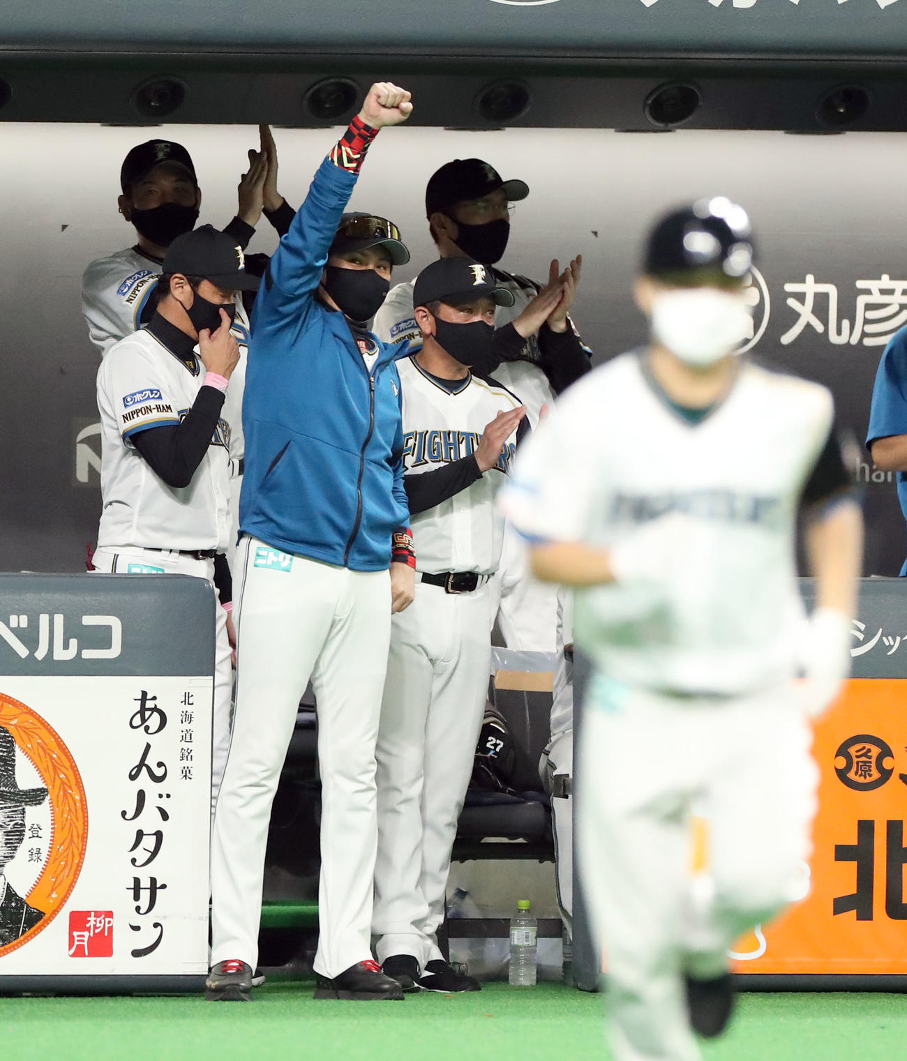 日本ハム対オリックス　3回裏日本ハム2死二、三塁、木村の同点となる適時二塁打でガッツポーズをする新庄監督（撮影・佐藤翔太）