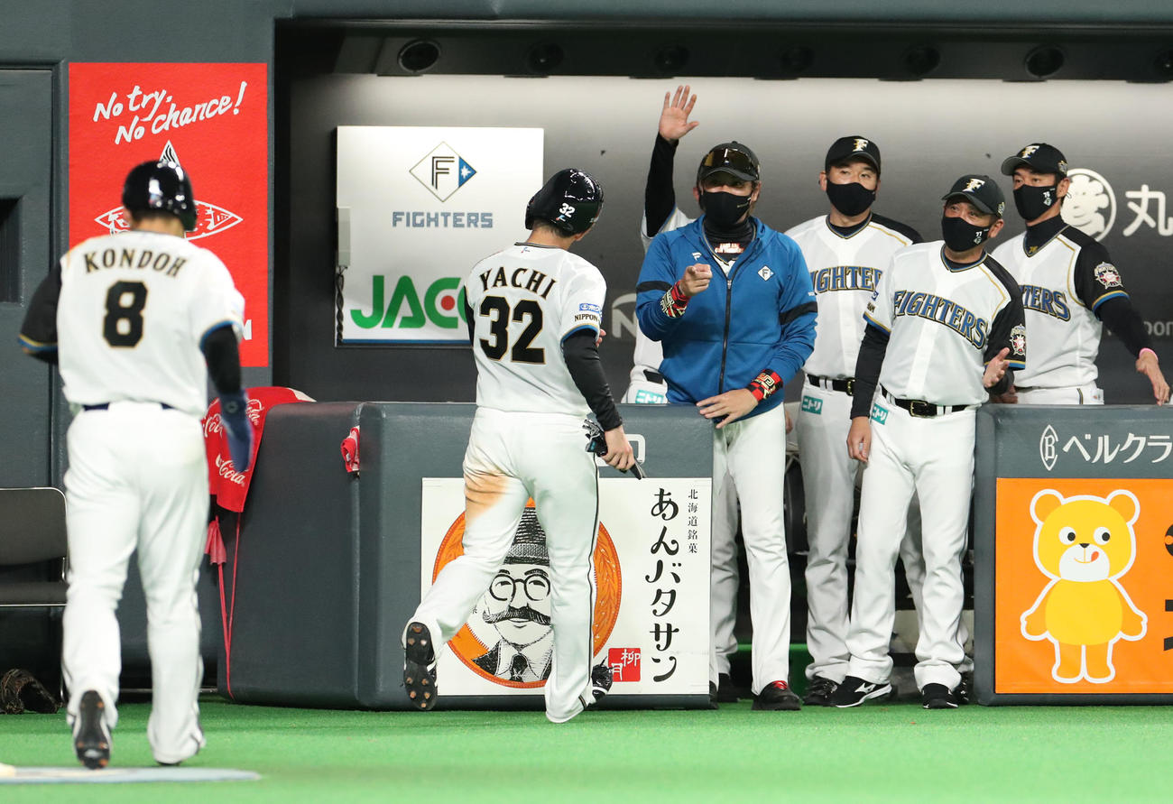 日本ハム対オリックス　3回裏日本ハム2死二、三塁、木村の同点となる適時二塁打で生還した近藤、谷内を出迎える新庄監督（中央）（撮影・佐藤翔太）