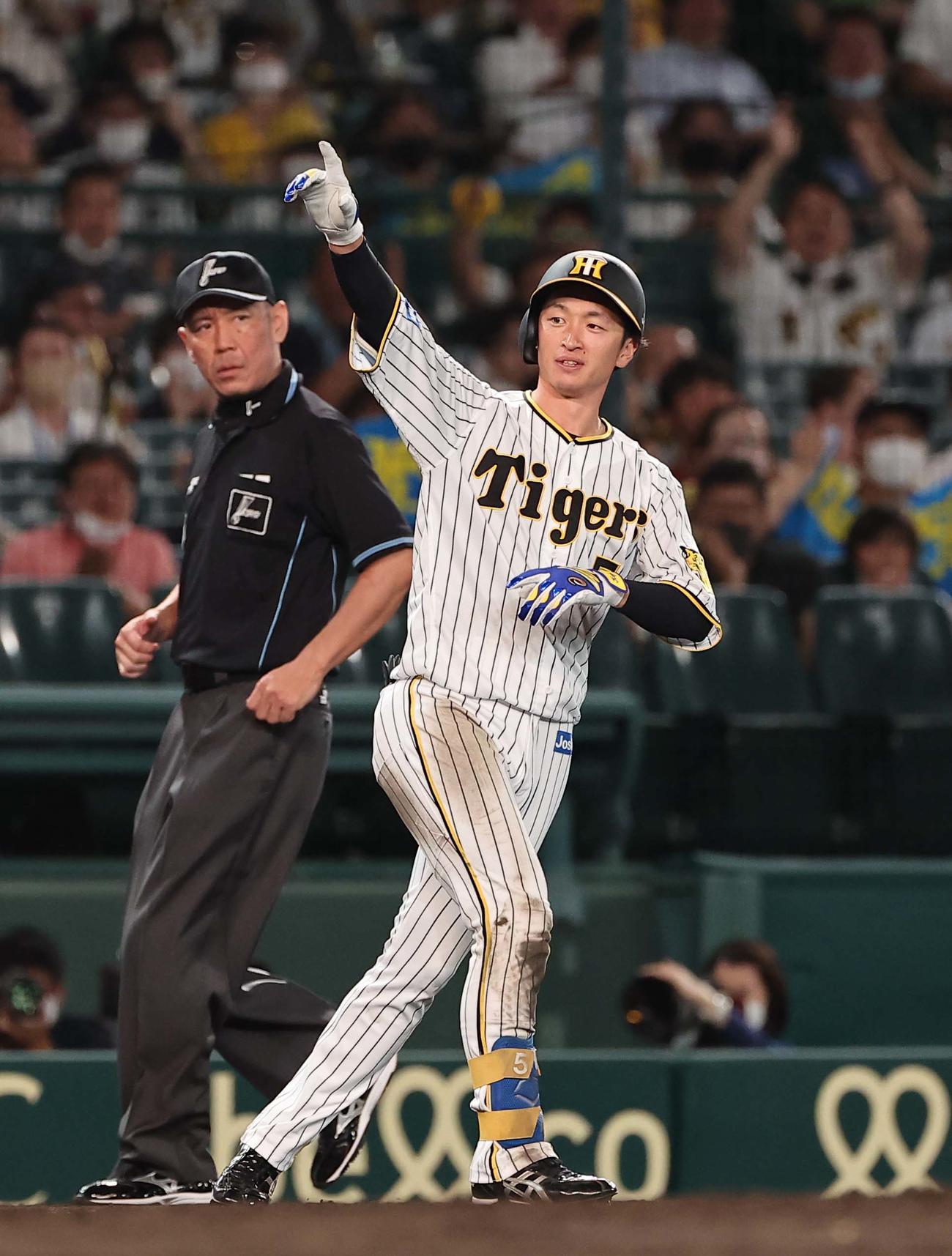 阪神対ヤクルト　4回裏阪神2死満塁、近本は右へ走者一掃の適時三塁打を放ちベンチに向かってポーズを決める（撮影・上田博志）