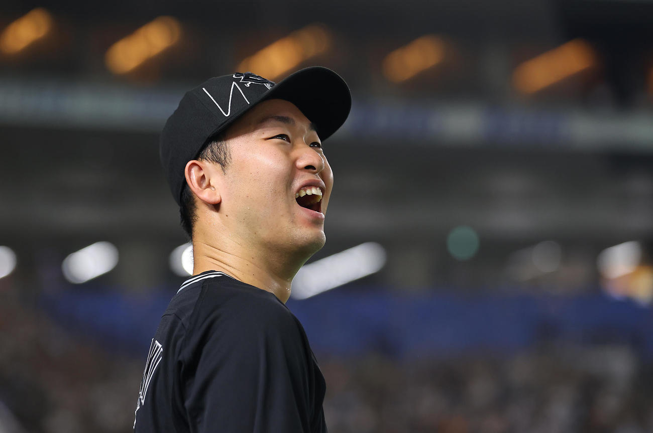 巨人対DeNA 4回裏巨人2死一、二塁、山崎伊はポランコの3点本塁打の打球を見つめこの表情（撮影・垰建太）