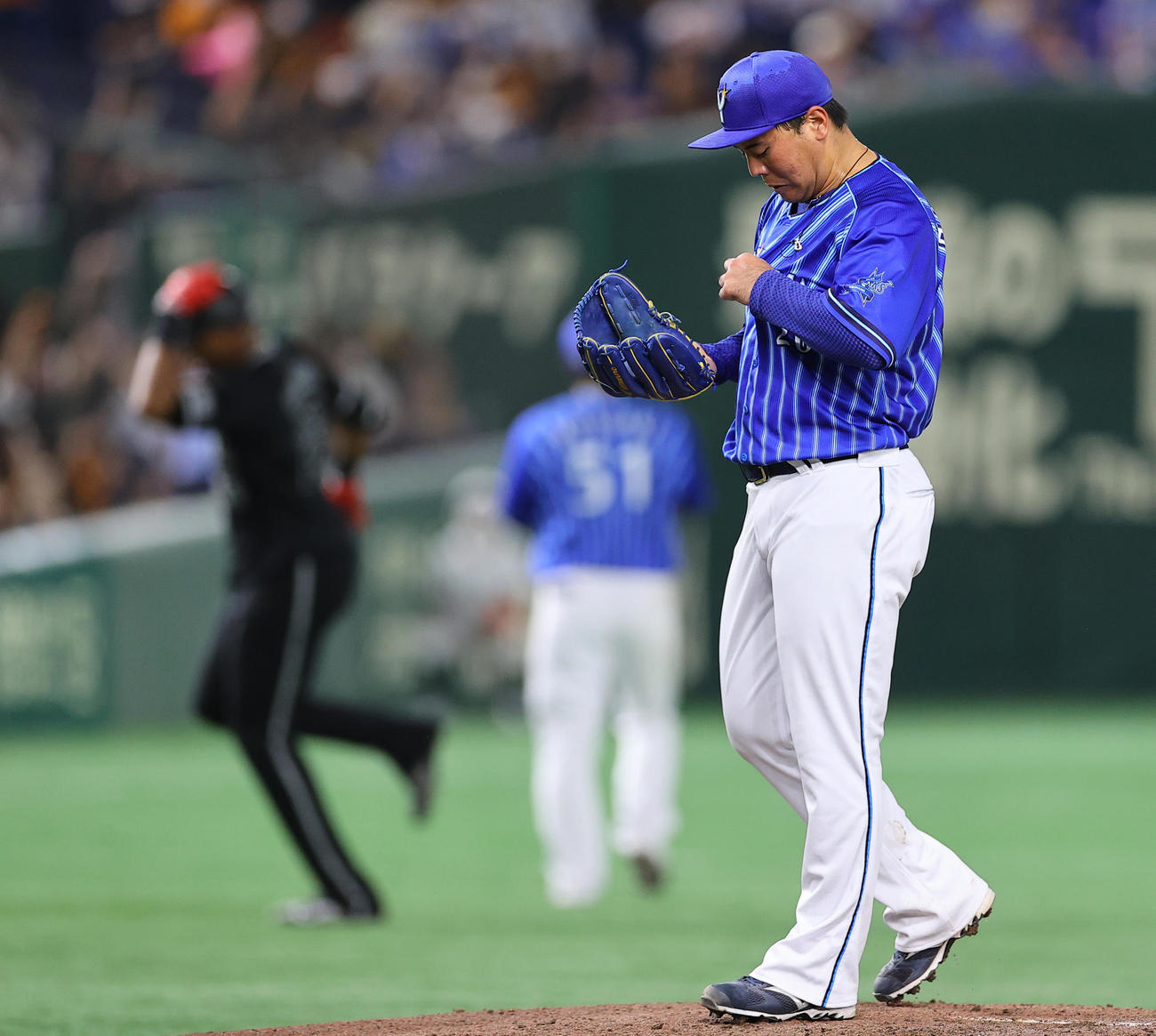 巨人対DeNA 4回裏巨人2死一、三塁、ポランコ（左）に3点本塁打を浴びる浜口（撮影・垰建太）