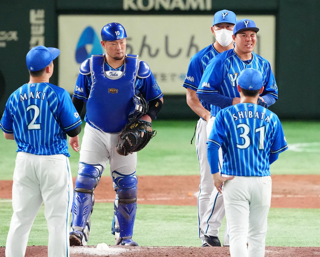 巨人対DeNA 4回裏途中で降板するDeNA先発の浜口（右中央）（撮影・江口和貴）