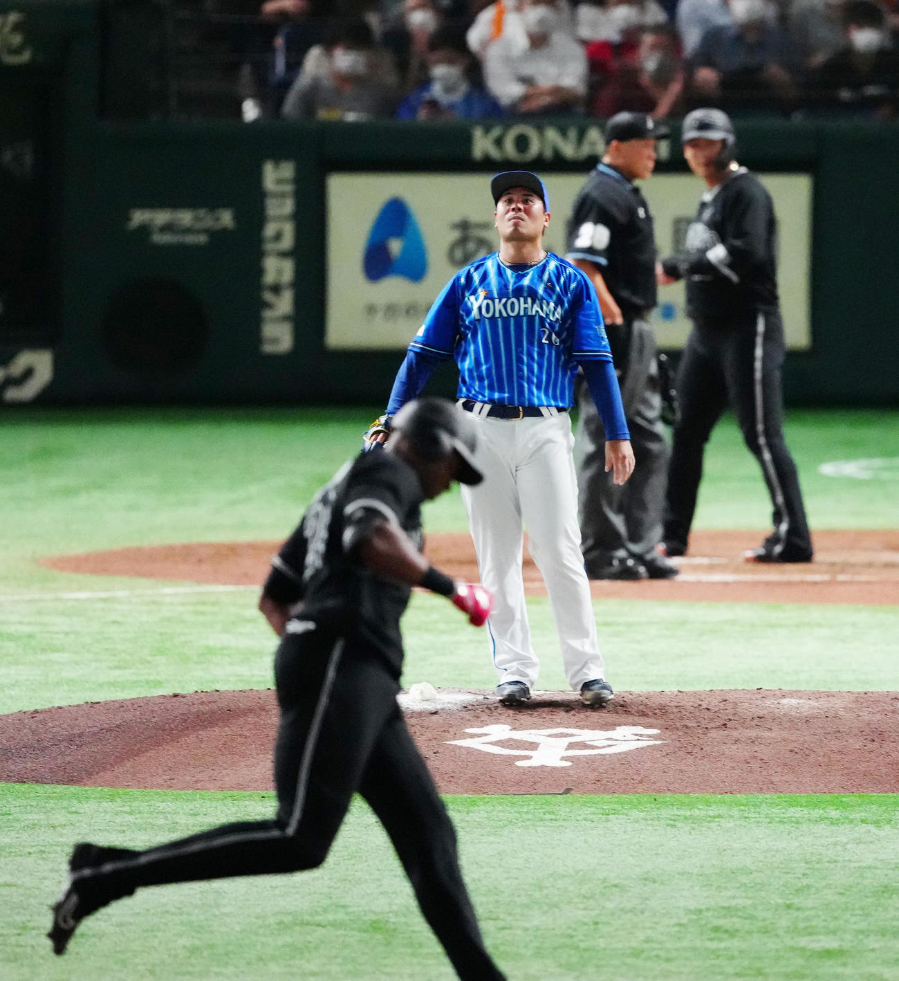 巨人対DeNA 4回裏巨人1死満塁、ウォーカー（手前）に満塁本塁打を浴びる浜口（撮影・江口和貴）