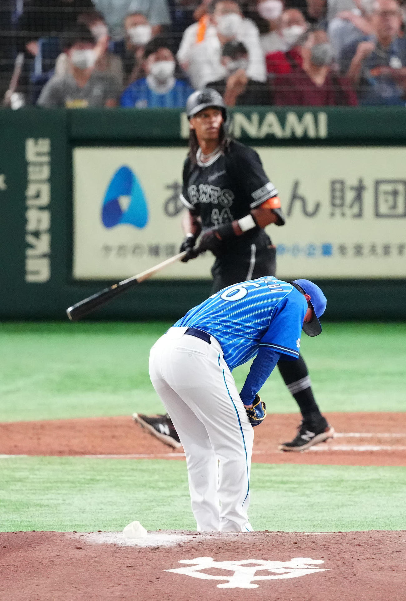 巨人対DeNA 4回裏巨人1死満塁、ウォーカー（後方）に満塁本塁打を浴びる浜口（撮影・江口和貴）