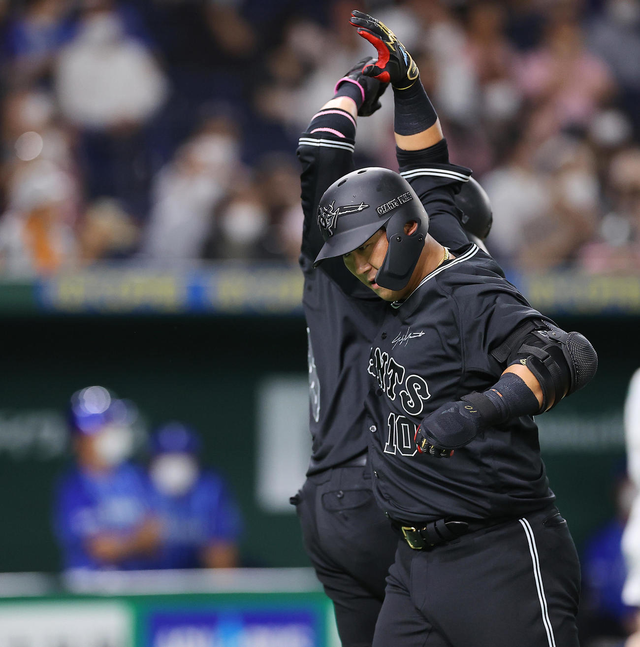 巨人対DeNA 6回裏巨人無死二塁、2点本塁打を放った中田（右）は丸と豪快にタッチを交わす（撮影・垰建太）