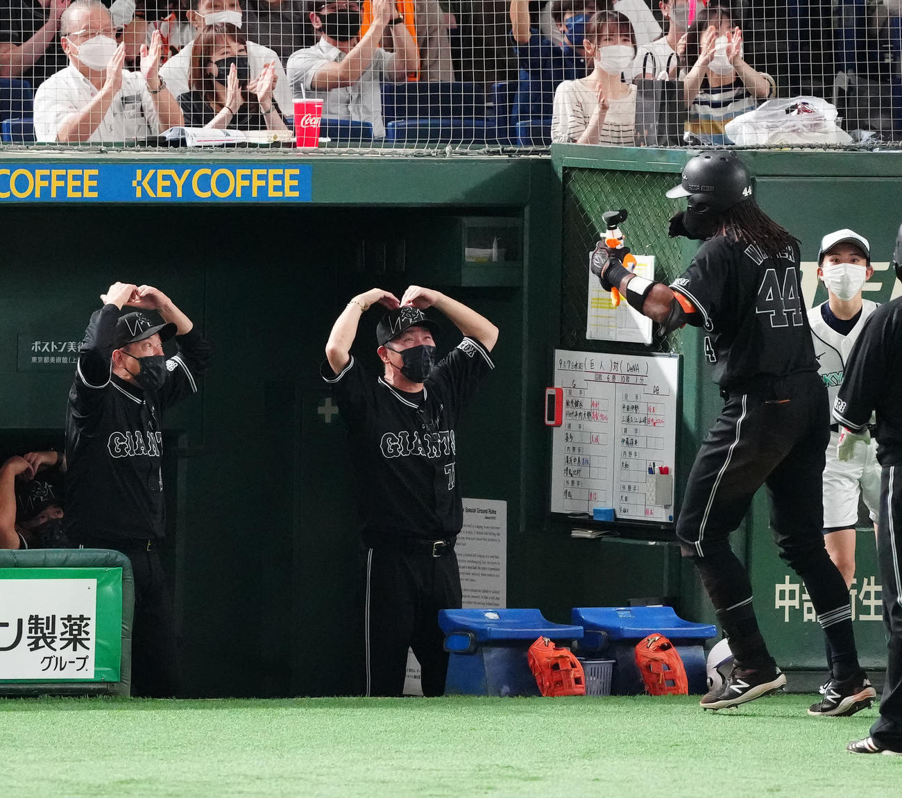 巨人対DeNA 4回裏巨人1死満塁、満塁本塁打を放ったウォーカー（左から3人目）にポーズを決める原監督（左端）（撮影・江口和貴）