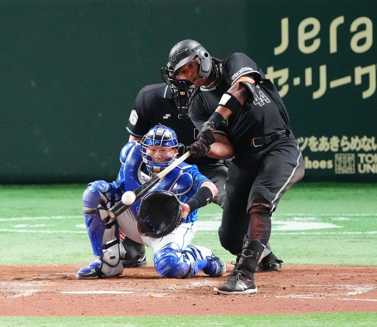 巨人対DeNA 4回裏巨人1死満塁、満塁本塁打を放つウォーカー（撮影・江口和貴）