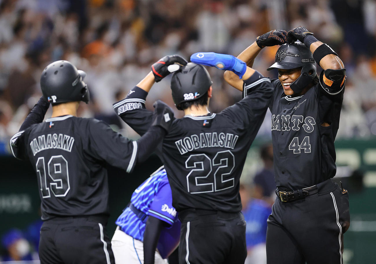 巨人対DeNA 4回裏巨人1死満塁、満塁本塁打を放ちポーズを決めるウォーカー（右）（撮影・垰建太）