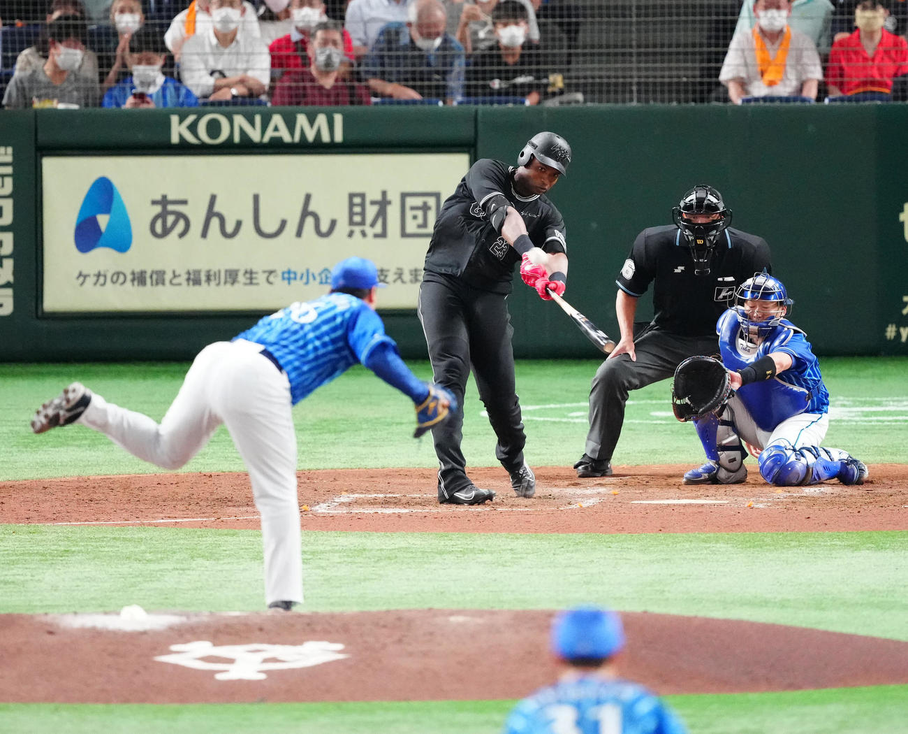 巨人対DeNA 4回裏巨人2死一、二塁、3点本塁打を放つポランコ。投手浜口（撮影・江口和貴）