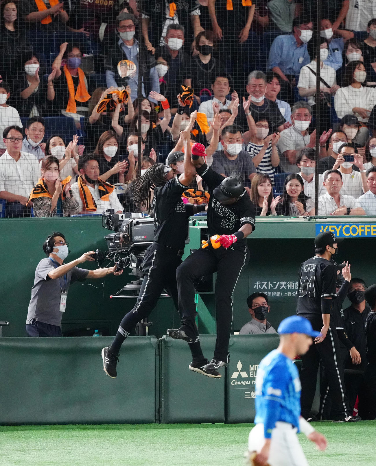 巨人対DeNA 4回裏巨人2死一、二塁、3点本塁打を放ち、ウォーカー（中央左）とタッチを交わすポランコ（撮影・江口和貴）