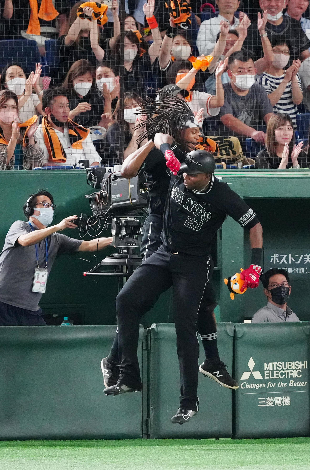 巨人対DeNA 4回裏巨人2死一、二塁、3点本塁打を放ち、ウォーカー（中央左）とタッチを交わすポランコ（撮影・江口和貴）