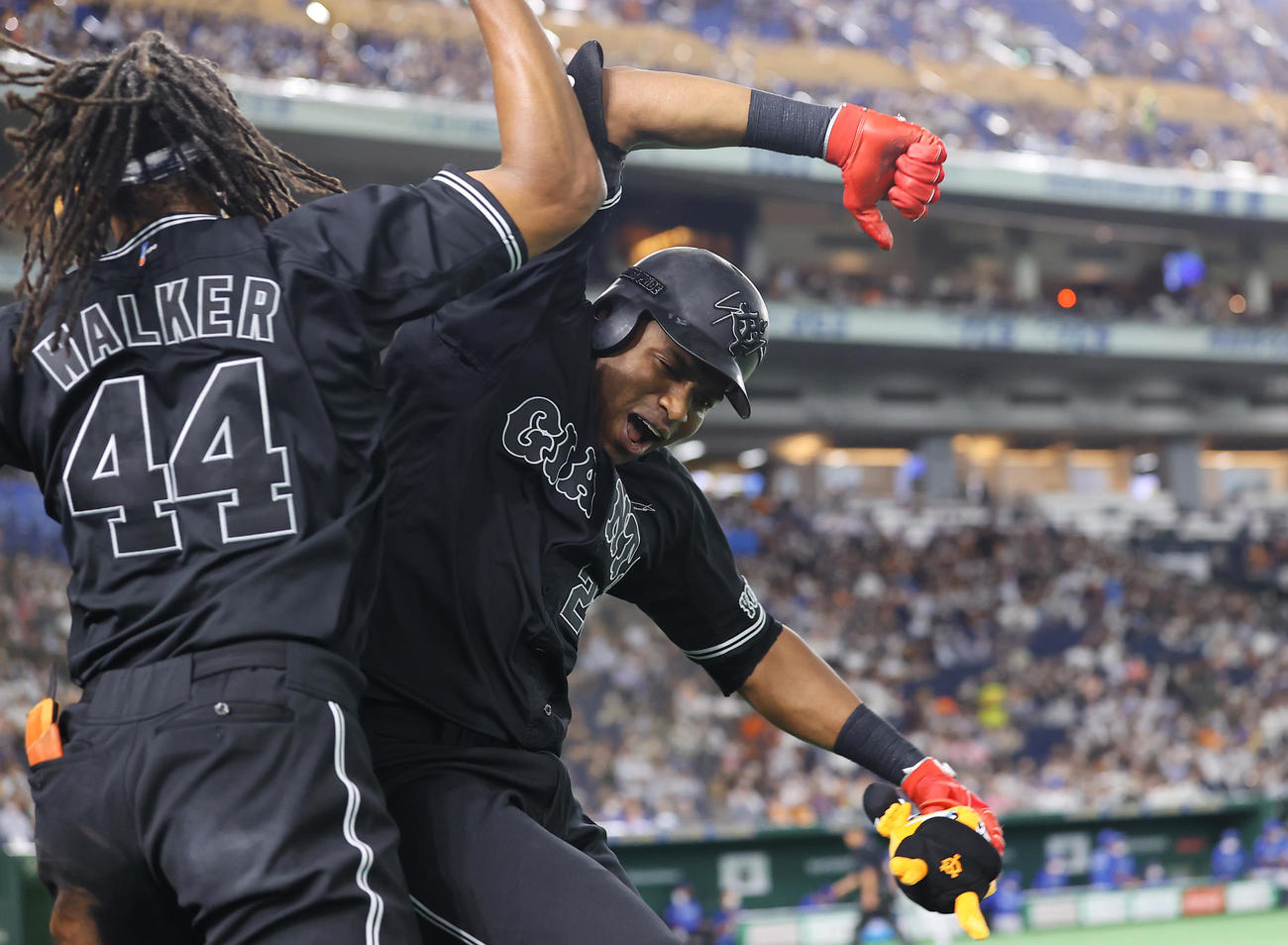 巨人対DeNA 4回裏巨人2死一、二塁、3点本塁打を放ったポランコはウォーカー（左）と豪快にタッチを交わす（撮影・垰建太）