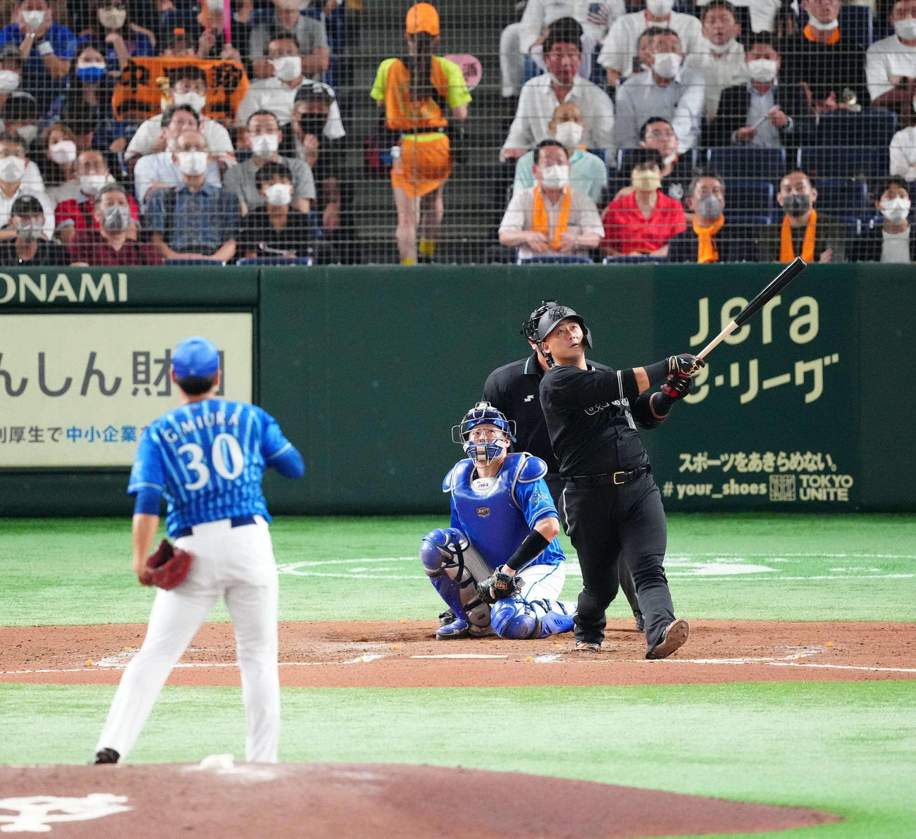 巨人対DeNA 6回裏巨人無死二塁、2点本塁打を放つ中田。投手三浦（撮影・江口和貴）