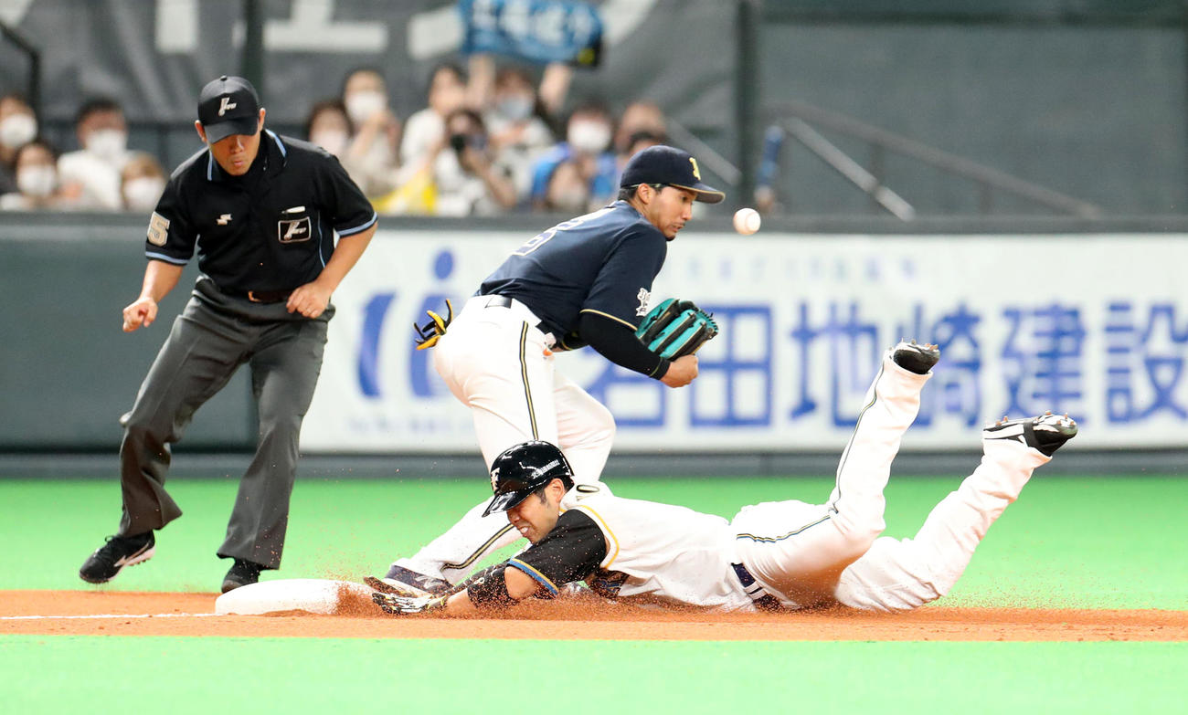日本ハム対オリックス　7回裏日本ハム1死二塁、勝ち越しとなる適時二塁打を放ち福田の悪送球の間に三塁に滑り込む近藤（撮影・佐藤翔太）