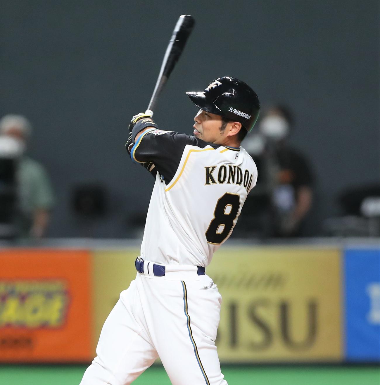 日本ハム対オリックス　7回裏日本ハム1死二塁、右越え適時二塁打を放つ近藤（撮影・黒川智章）