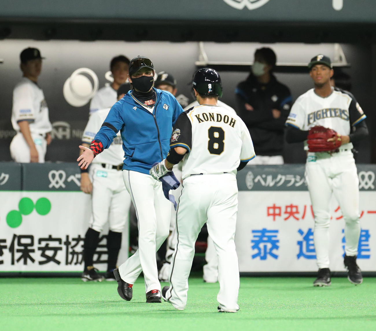 日本ハム対オリックス　新庄監督（中央左）は勝ち越し適時二塁打を放った近藤を出迎える（撮影・佐藤翔太）