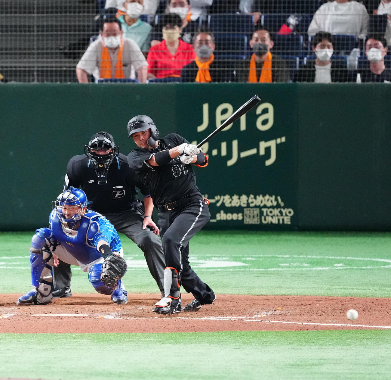 巨人対DeNA 7回裏巨人2死二、三塁、プロ初安打となる2点適時打を放つ喜多（撮影・江口和貴）