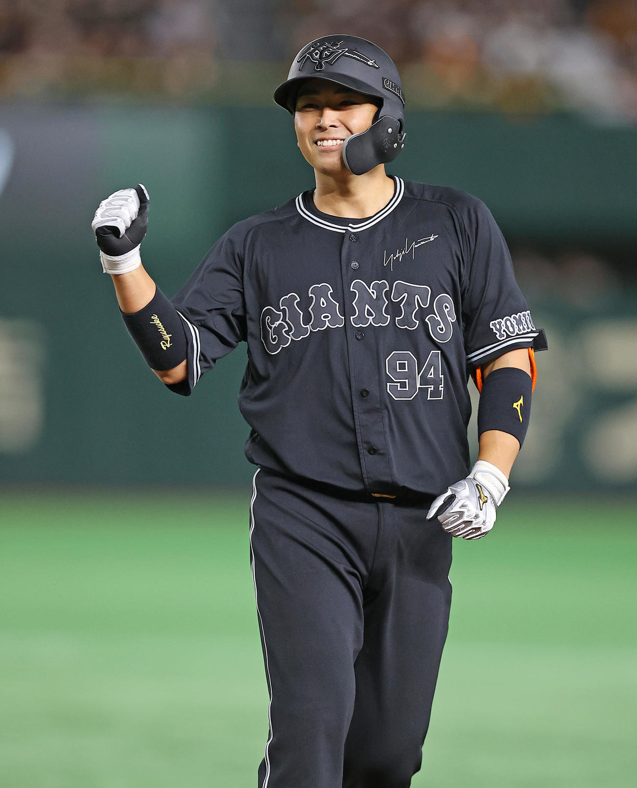 巨人対DeNA 7回裏巨人2死一、二塁、プロ初安打となる適時打を放ちガッツポーズする喜多（撮影・垰建太）