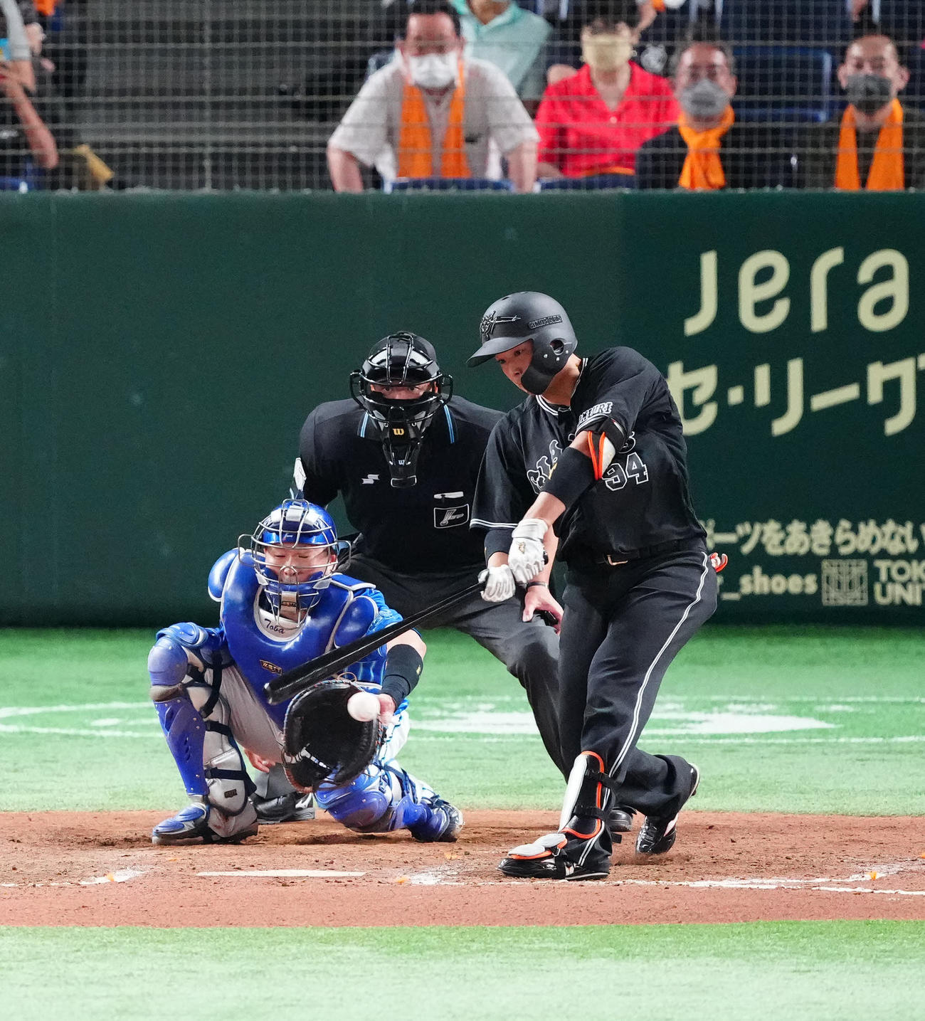 巨人対DeNA 7回裏巨人2死二、三塁、プロ初安打となる2点適時打を放つ喜多（撮影・江口和貴）